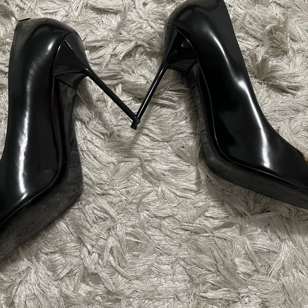Burberry Flanagan D-Ring Pumps. Made in Italy. Size: US 8 1/2, UK 6, EUR 39 - Picture 4 of 16